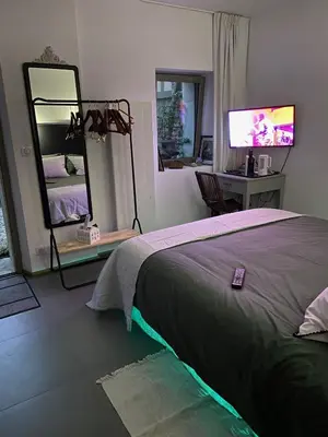 Un ou plusieurs lits dans un hébergement de l'établissement Suite privée avec accès jardin en coeur de village