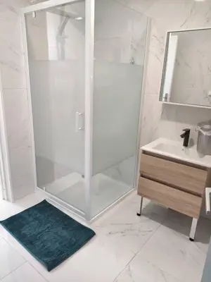 Salle de bains dans l'établissement L'annexe de l'usine Logement Moderne de campagne