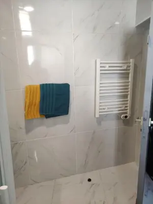 Salle de bains dans l'établissement L'annexe de l'usine Logement Moderne de campagne