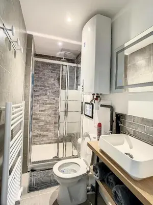 Salle de bains dans l'établissement STUDIO COSY HYPER CENTRE GARE AMIENS WIFI NETFLIX 2 PERS