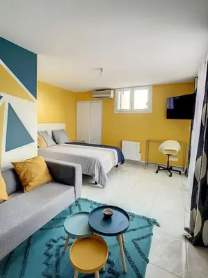 Télévision ou salle de divertissement dans l'établissement SUPERBE STUDIO HYPER CENTRE TOUT ÉQUIPÉ WIFI NETFLIX 2PERS
