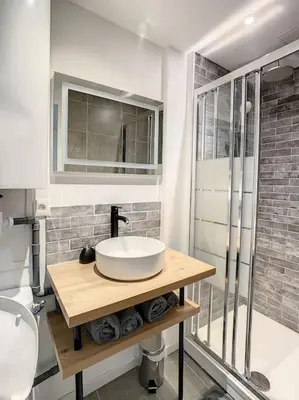 Salle de bains dans l'établissement SUPERBE STUDIO HYPER CENTRE TOUT ÉQUIPÉ WIFI NETFLIX 2PERS