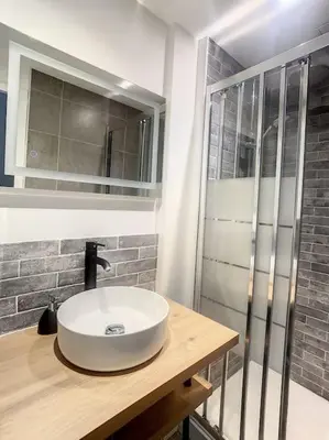 Salle de bains dans l'établissement SUPERBE STUDIO HYPER CENTRE TOUT ÉQUIPÉ WIFI NETFLIX 2PERS