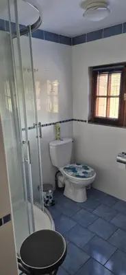Salle de bains dans l'établissement Le petit gîte de la Varenne