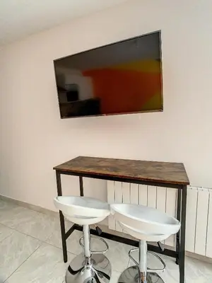 Télévision ou salle de divertissement dans l'établissement GRAND STUDIO AMIENS GARE TOUT CONFORT WIFI NETFLIX 2PERS