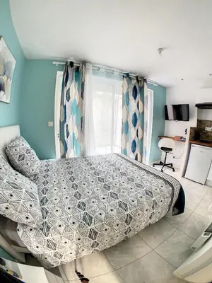 Un ou plusieurs lits dans un hébergement de l'établissement STUDIO COSY GARE AMIENS TOUT ÉQUIPÉ WIFI NETFLIX 2PERS