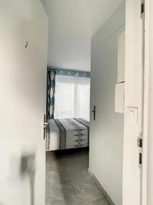 Un ou plusieurs lits dans un hébergement de l'établissement STUDIO COSY GARE AMIENS TOUT ÉQUIPÉ WIFI NETFLIX 2PERS