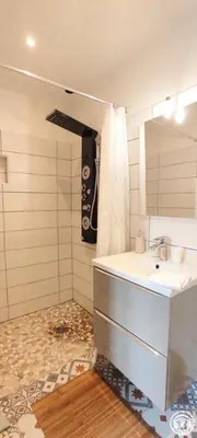 Salle de bains dans l'établissement AU FIL DE L'EAU