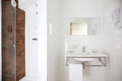 Salle de bains dans l'établissement Logis Hôtel La Ruche