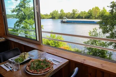 Vue sur la rivière ou le fleuve situé(e) à proximité de l'hôtel