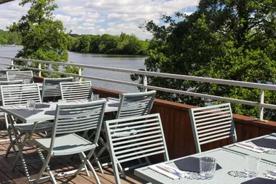 Vue sur la rivière ou le fleuve situé(e) à proximité de l'hôtel