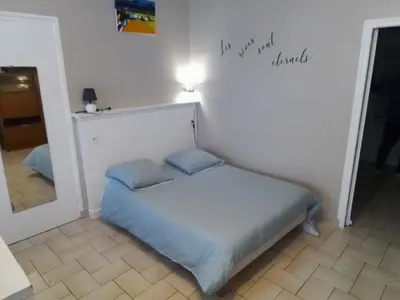Un ou plusieurs lits dans un hébergement de l'établissement Charmant studio centre bourg