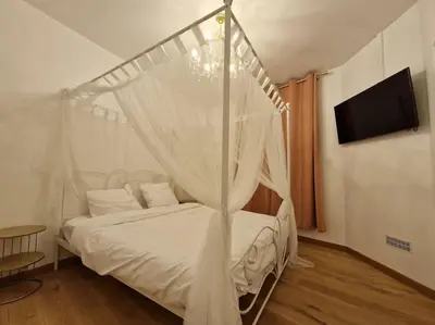 Un ou plusieurs lits dans un hébergement de l'établissement Maison Chic avec jacuzzi Nogent sur Oise YaoSpa60
