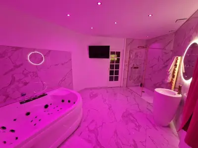 Salle de bains dans l'établissement Maison Chic avec jacuzzi Nogent sur Oise YaoSpa60