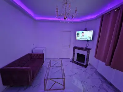 Télévision ou salle de divertissement dans l'établissement Maison Chic avec jacuzzi Nogent sur Oise YaoSpa60
