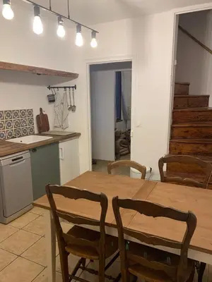 Cuisine ou kitchenette dans l'établissement Maison de ville au bord de la rivière !
