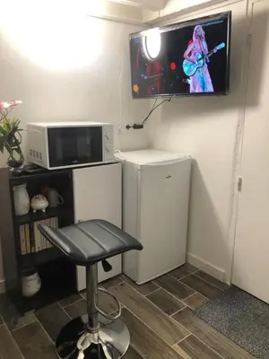 Cuisine ou kitchenette dans l'établissement Studio individuel près de Paris