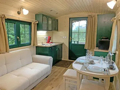 Cuisine ou kitchenette dans l'établissement La Roulotte du Moulin de Rebets