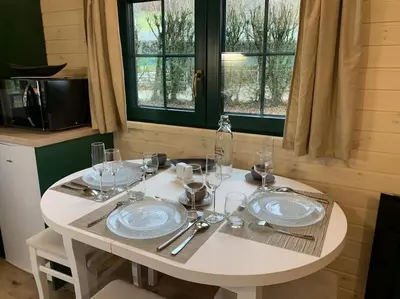 Cuisine ou kitchenette dans l'établissement La Roulotte du Moulin de Rebets
