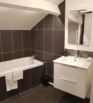 Salle de bains dans l'établissement Nalan Johannisien, Maison piscine chauffée-Spa, Paris CDG-Disney