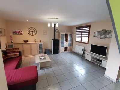 Télévision ou salle de divertissement dans l'établissement Les Arches.