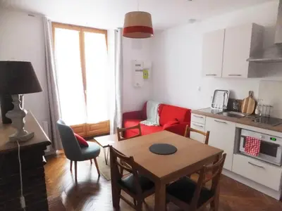 Cuisine ou kitchenette dans l'établissement L'établissement TOIMOINOU, Hyper-centre, vue marché, proche mer 150m, lits faits à votre arrivée, serviettes de toilette, ménage, inclu, Netflix, accueil en personne