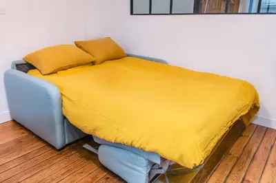 Un ou plusieurs lits dans un hébergement de l'établissement L'établissement TOIMOINOU, Hyper-centre, vue marché, proche mer 150m, lits faits à votre arrivée, serviettes de toilette, ménage, inclu, Netflix, accueil en personne