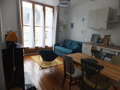 Cuisine ou kitchenette dans l'établissement L'établissement TOIMOINOU, Hyper-centre, vue marché, proche mer 150m, lits faits à votre arrivée, serviettes de toilette, ménage, inclu, Netflix, accueil en personne