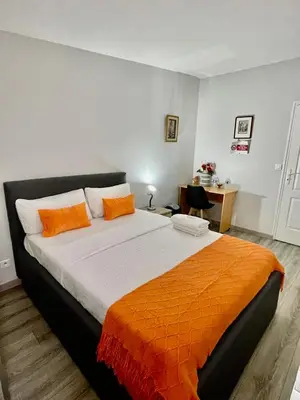 Un ou plusieurs lits dans un hébergement de l'établissement Agréable chambre