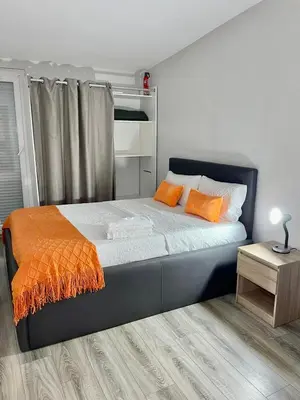 Un ou plusieurs lits dans un hébergement de l'établissement Agréable chambre