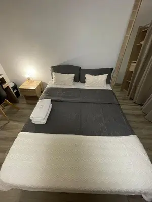 Un ou plusieurs lits dans un hébergement de l'établissement Agréable chambre