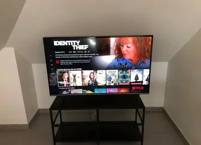 Télévision ou salle de divertissement dans l'établissement Studio à 300 m de la gare de Mantes-la-Jolie