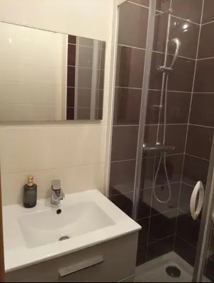 Salle de bains dans l'établissement Studio à 300 m de la gare de Mantes-la-Jolie