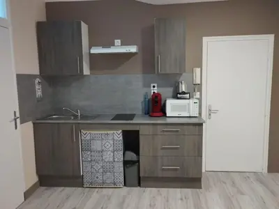 Cuisine ou kitchenette dans l'établissement House of twenty- Studio paisible à Dieppe plage et gare à pied - situé rue piétonne - wifi - draps et serviettes inclus -