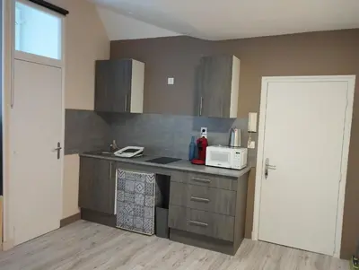 Cuisine ou kitchenette dans l'établissement House of twenty- Studio paisible à Dieppe plage et gare à pied - situé rue piétonne - wifi - draps et serviettes inclus -