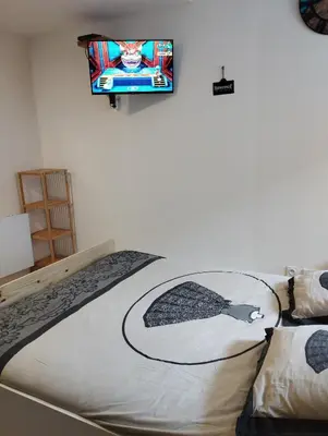 Un ou plusieurs lits dans un hébergement de l'établissement House of twenty- Studio paisible à Dieppe plage et gare à pied - situé rue piétonne - wifi - draps et serviettes inclus -