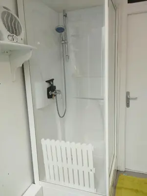 Salle de bains dans l'établissement House of twenty- Studio paisible à Dieppe plage et gare à pied - situé rue piétonne - wifi - draps et serviettes inclus -