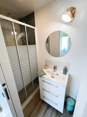 Salle de bains dans l'établissement Charmante Maisonnette au calme / Jardin privatif