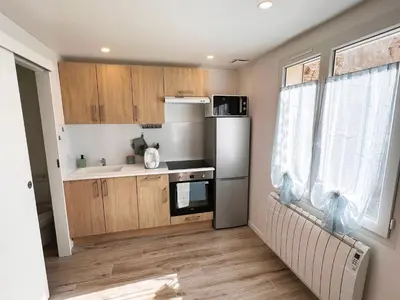 Cuisine ou kitchenette dans l'établissement Charmante Maisonnette au calme / Jardin privatif