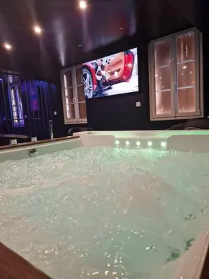 Piscine de l'établissement Suite Coquine avec jacuzzi YaoSpa60 ou située à proximité