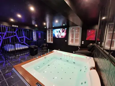 Télévision ou salle de divertissement dans l'établissement Suite Coquine avec jacuzzi YaoSpa60