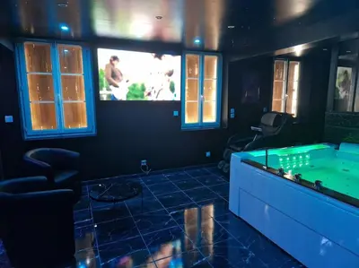 Télévision ou salle de divertissement dans l'établissement Suite Coquine avec jacuzzi YaoSpa60