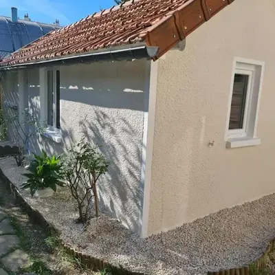 Petite maison cosy dans un jardin.