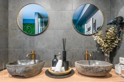 Salle de bains dans l'établissement L'instant Bornéo Superbe appartement avec jacuzzi