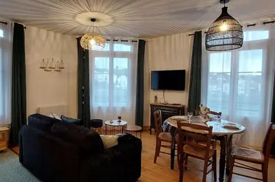 Télévision ou salle de divertissement dans l'établissement L'air du large deux étoiles