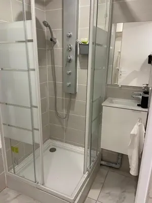 Salle de bains dans l'établissement Chantignolle, proche aéroport