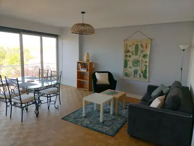 Coin salon dans l'établissement Le petit Dieppois, F2 lumineux et spacieux en centre ville