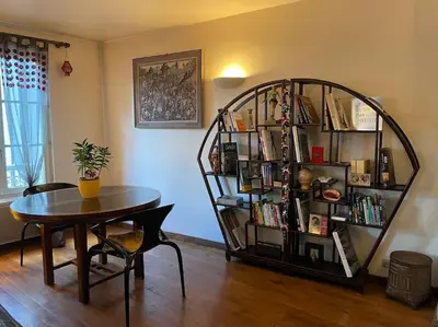 Bibliothèque dans l'appartement