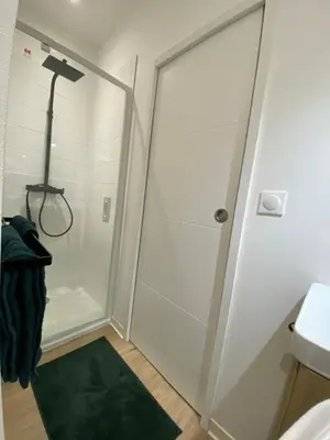 Salle de bains dans l'établissement Au Chant des Oiseaux - Rouen Gare
