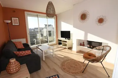 Télévision ou salle de divertissement dans l'établissement La Jetée Appartement Vue Mer